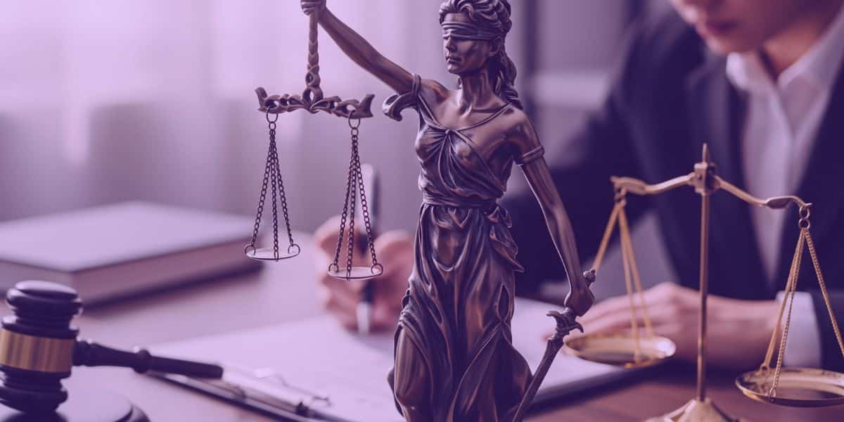Uma advogada lendo sobre dicas para aplicar IA para advogados no dia a dia.