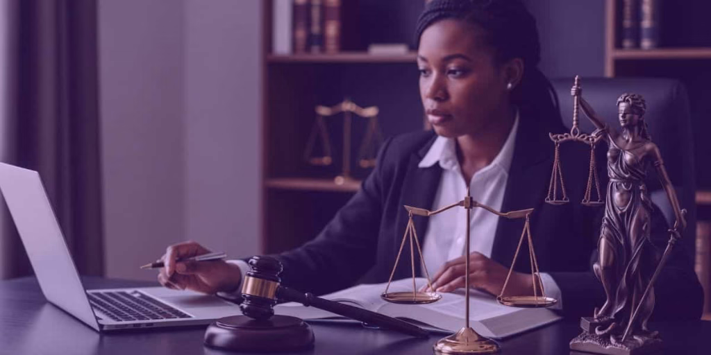 Uma advogada lendo sobre IA jurídicas.
