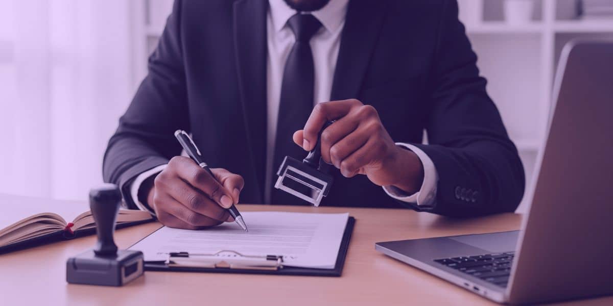 Advogado analisando modelo de peça processual.
