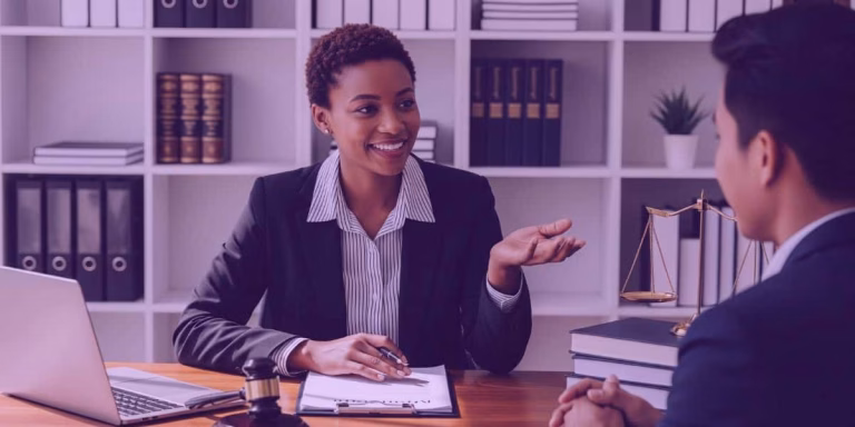 Uma advogada em conversa com um colega sobre como aplicar a Inteligência Artificial de forma estratégica no exercício da advocacia.