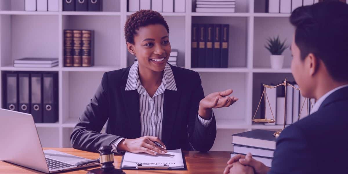 Uma advogada em conversa com um colega sobre como aplicar a Inteligência Artificial de forma estratégica no exercício da advocacia.