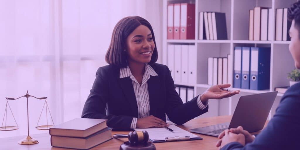 Uma advogada conversando com seu colega de trabalho sobre o futuro e se questionando se a IA vai substituir o trabalho do advogado.