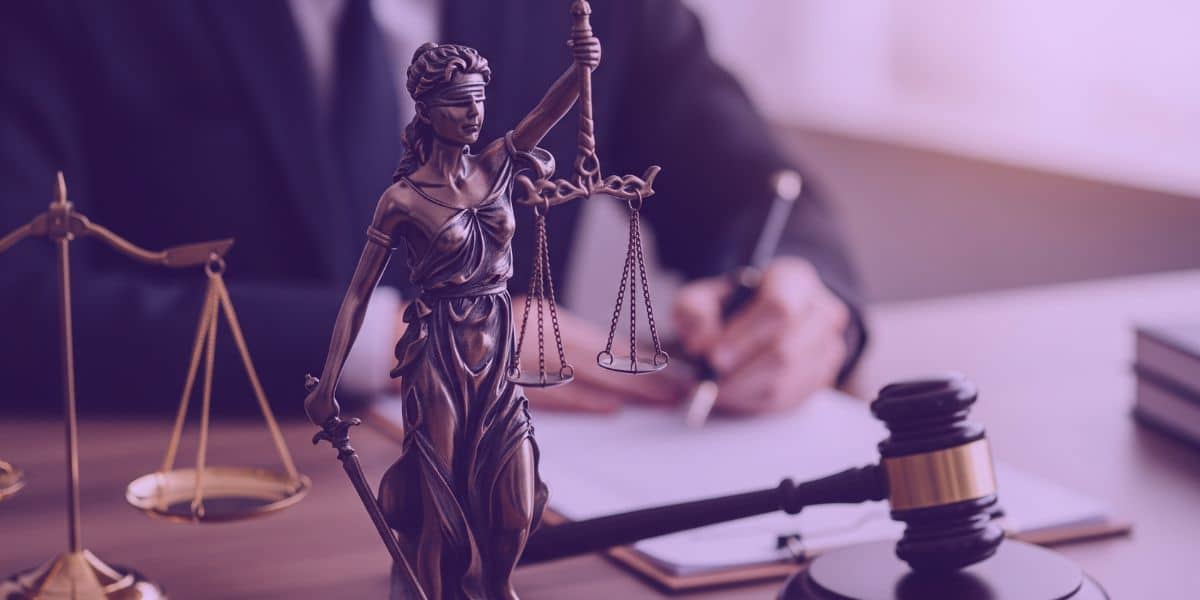 Um advogado escrevendo uma apelação com efeito suspensivo.