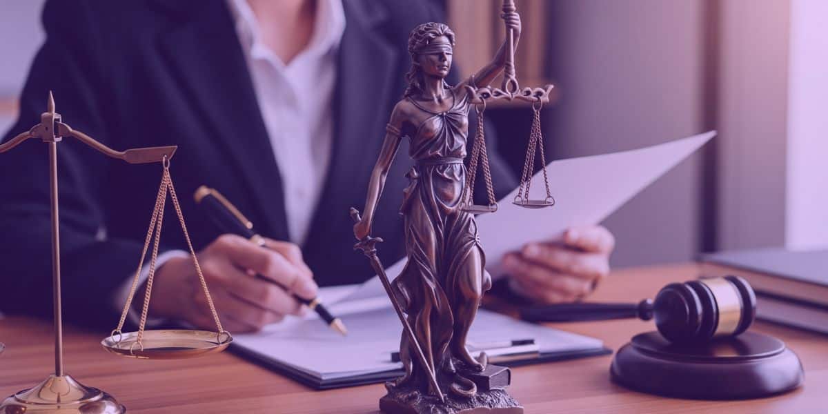 Advogada analisando Contestação em Ação de Empréstimo Indevido.