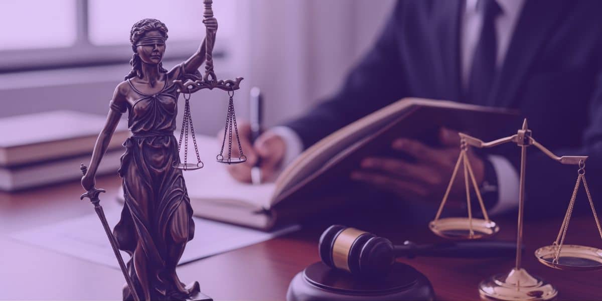 Advogado escrevendo uma Petição Inicial em Ação Indenizatória por Danos Morais.