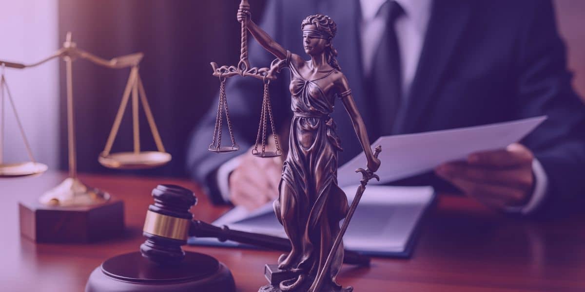Advogado escrevendo uma Réplica em Ação de Interdito Proibitório