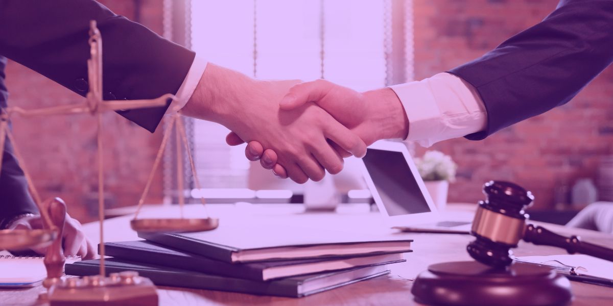 Advogados estudando embargos de declaração no CPC