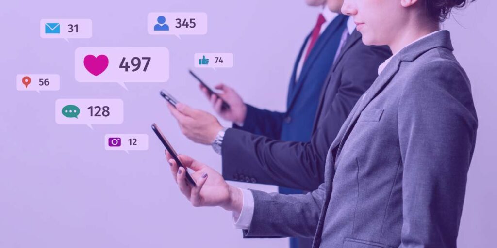 Advogados conferindo suas redes sociais