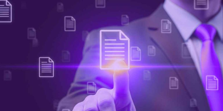 Advogado organizando seus documentos
