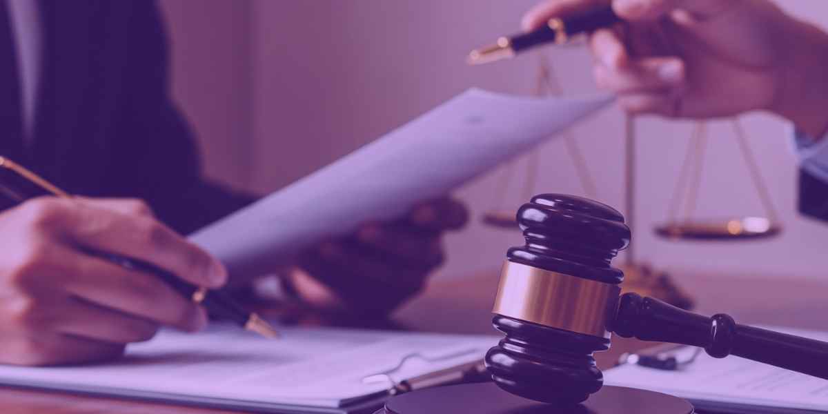 Advogado analisando um modelo de parecer jurídico