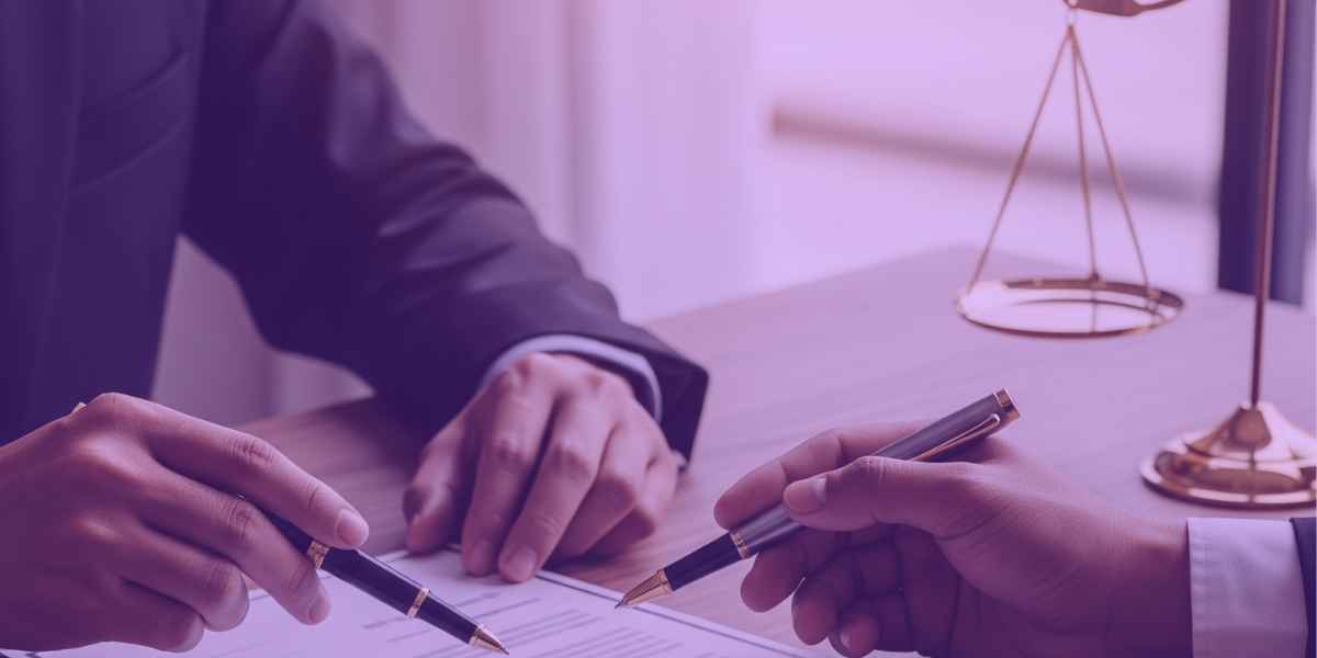 Advogado explicando como fazer contratos com visual law a um colega de profissão