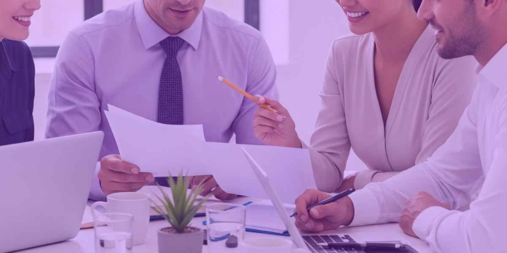 Equipe do escritório de advocacia resolvendo as questões do marketing jurídico