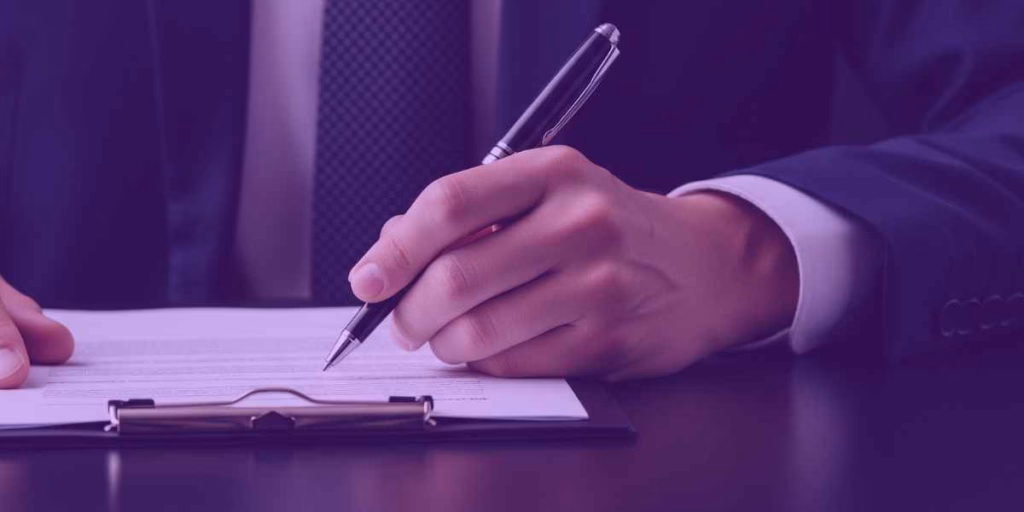 Advogado estudando prazos para apelação e seus efeitos no processo.