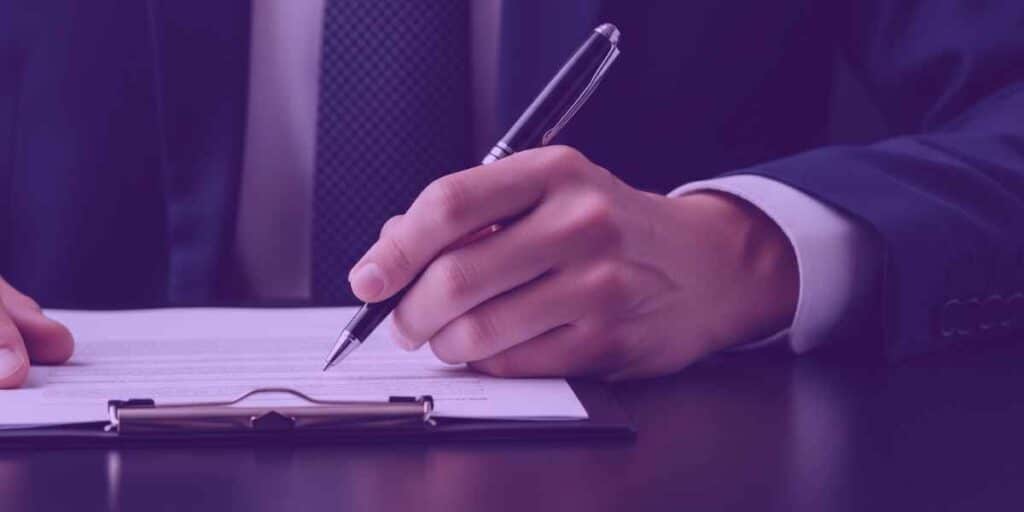 Advogado estudando prazos para apelação e seus efeitos no processo.