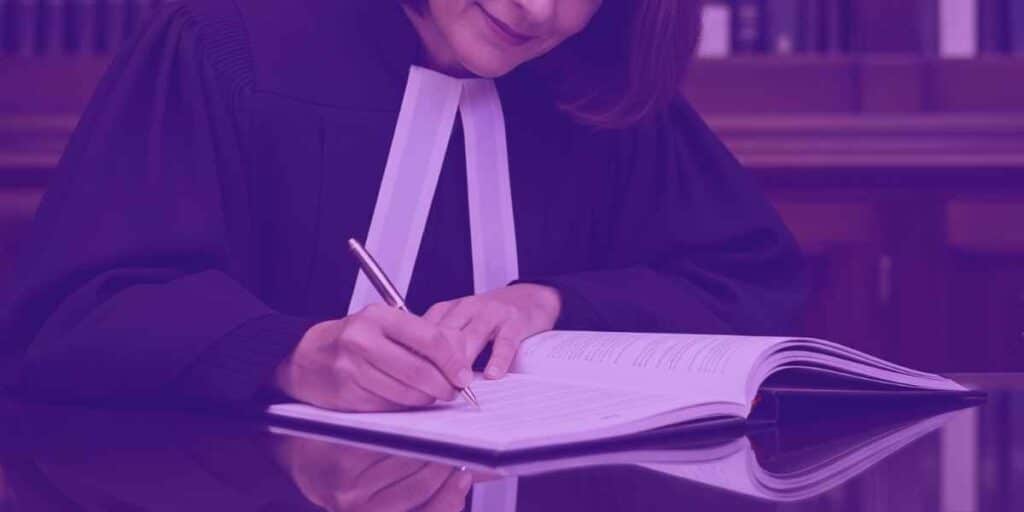 Juíza decidindo sobre o processo