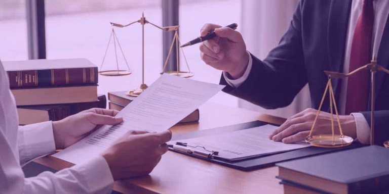 Um advogado está mostrando a seus clientes a resolução de um processo.