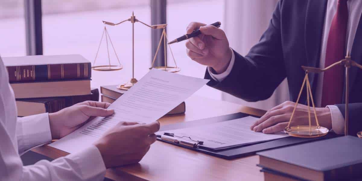 Um advogado está mostrando a seus clientes a resolução de um processo.