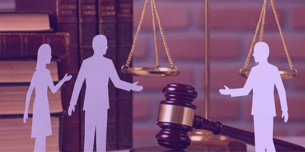 A imagem mostra recortes de figuras humanas em um ambiente jurídico, com uma balança da justiça ao fundo, um martelo de juiz e livros, sugerindo a realização de uma audiência de conciliação.