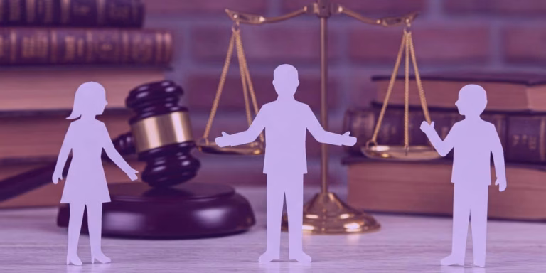 A imagem mostra recortes de figuras humanas em um ambiente jurídico, com uma balança da justiça ao fundo, um martelo de juiz e livros, sugerindo a realização de uma audiência de conciliação.