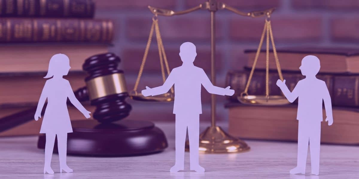 A imagem mostra recortes de figuras humanas em um ambiente jurídico, com uma balança da justiça ao fundo, um martelo de juiz e livros, sugerindo a realização de uma audiência de conciliação.