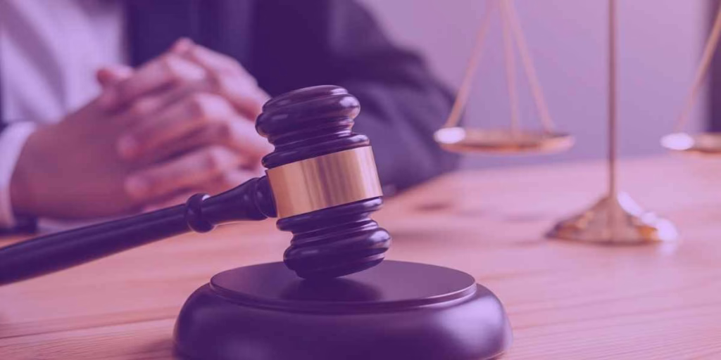 Advogado lendo contrato de compra e venda de terreno e planejando fazer usando Jurídico AI