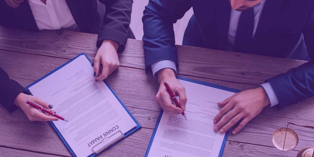 Advogados elaborando contrato de arrendamento