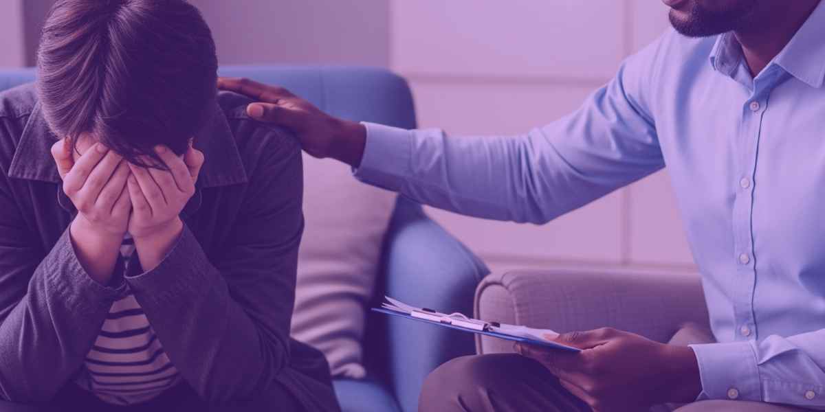 Um terapeuta conversando com uma criança.