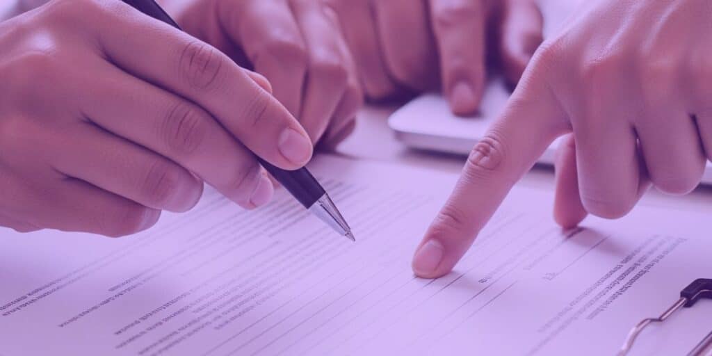 Advogados estudando sobre contratos