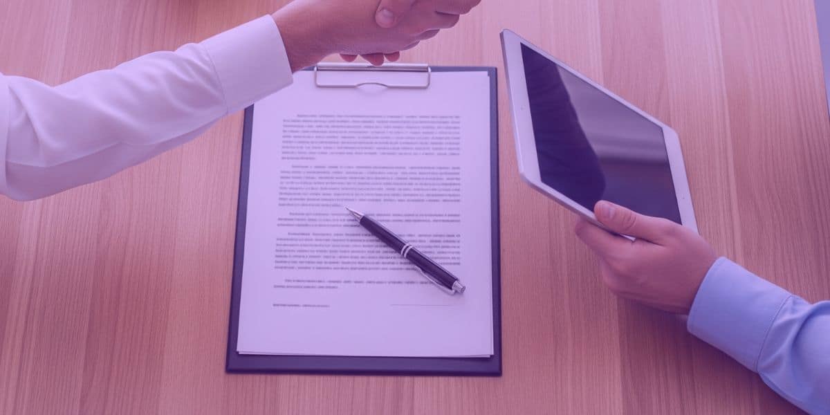 Advogados fechando negócios com contrato de arrendamento