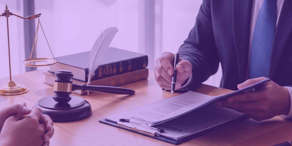 Advogado lendo e explicando contrato de compra e venda de imóvel para o cliente.