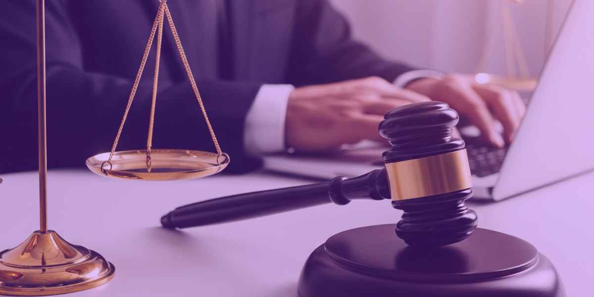 Advogado redigindo contrato de compra e venda