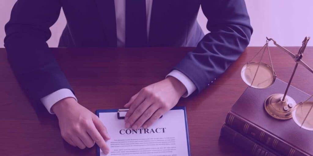 Advogado lendo contrato de empréstimo com cliente