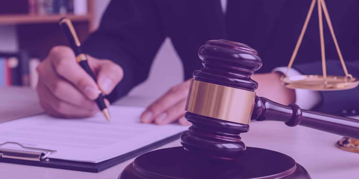 Advogado lendo seu contrato de honorários advocatícios