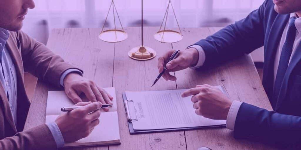Advogados revisando contrato de parceria