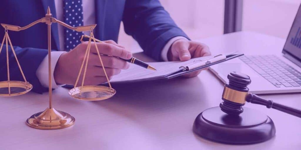 Advogado fazendo um contrato de trabalho temporário com a Jurídico AI