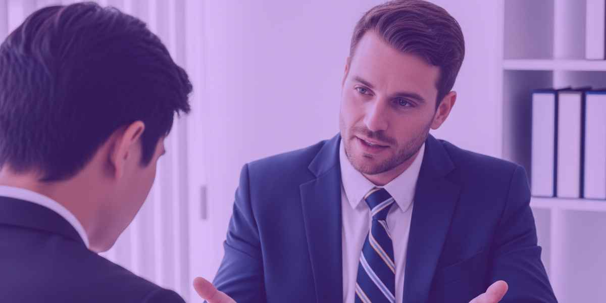 Advogado explicando como faz um modelo de contrato de trabalho para um estagiário.