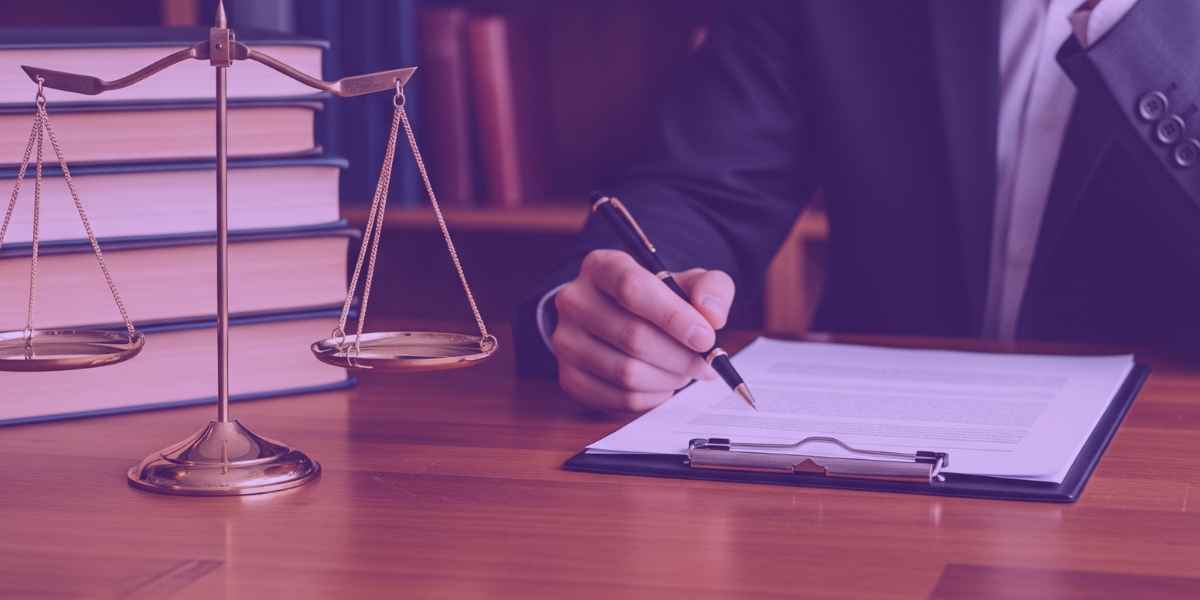 Advogada redigindo pedido de gratuidade de justiça