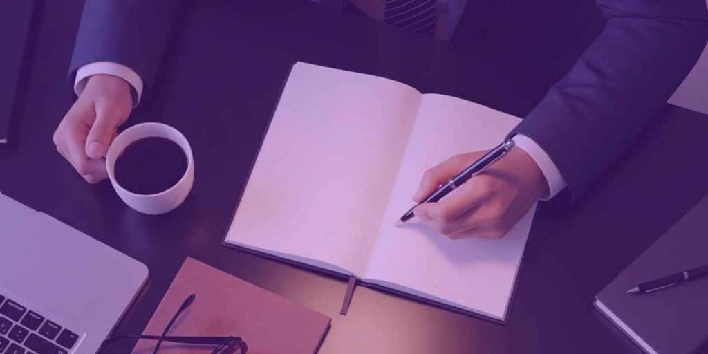 Advogado analisando um passo a passo de como redigir um contrato comercial com a Jurídico AI