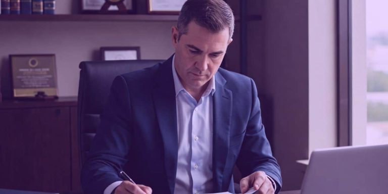 Um advogado está atuando em um processo que envolve perempção.