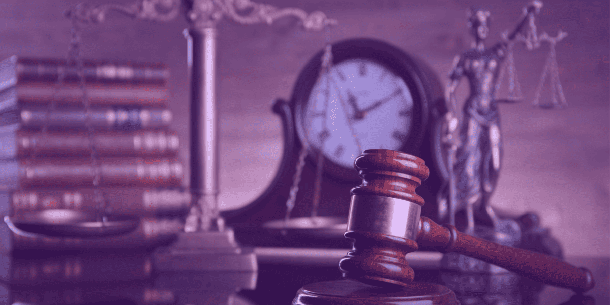 Um relógio, um martelo e uma balança da justiça.