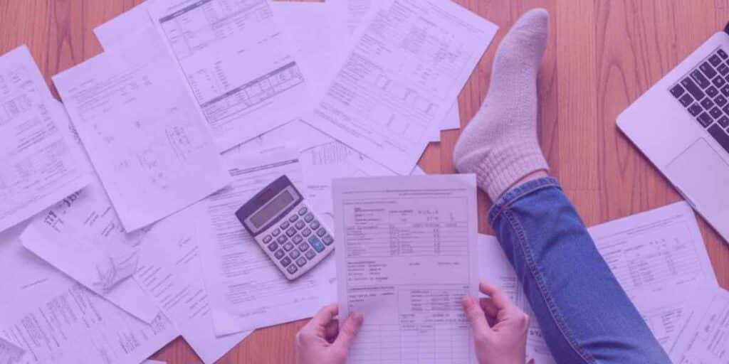 Pessoa vendo suas dívidas