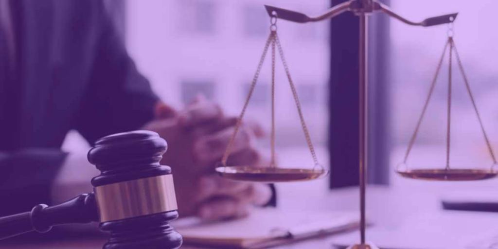 Advogada lendo sobre as novas regras da pensão por morte em união estável