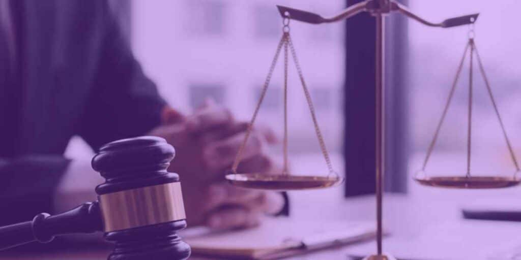 Advogada lendo sobre as novas regras da pensão por morte em união estável