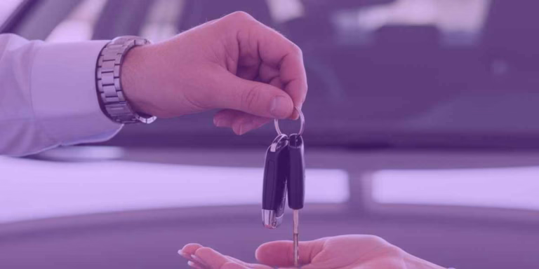 Pessoa entregando chave de carro penhorado