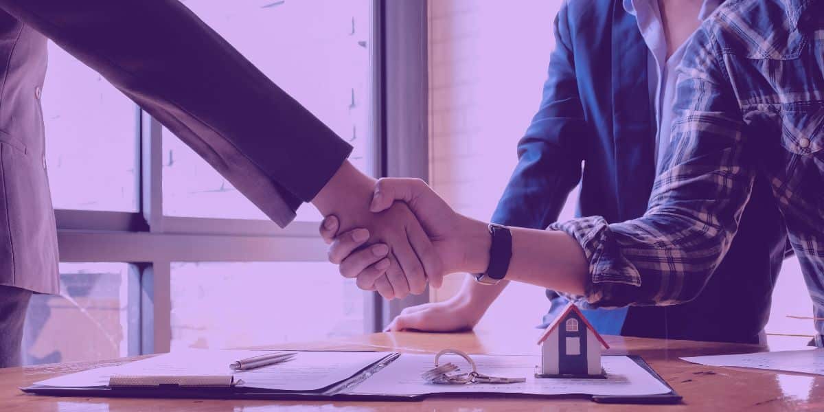Advogado presente com seu cliente e o fiador na assinatura do contrato de aluguel.