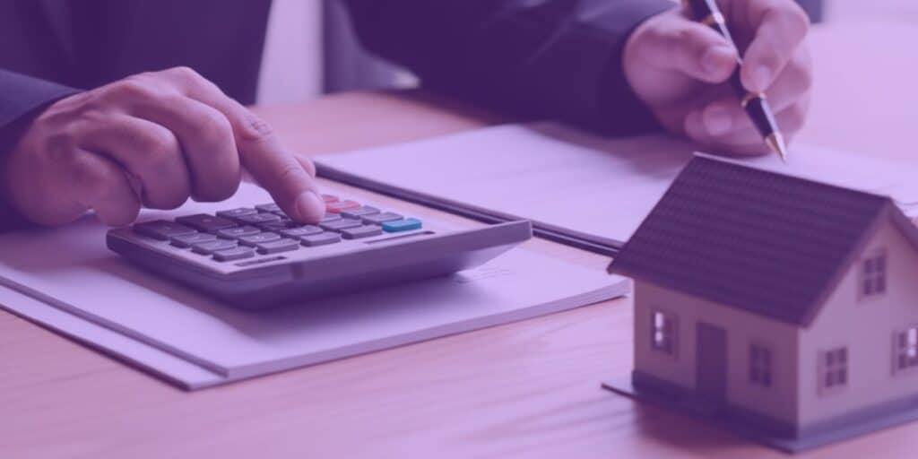 Um advogado usando uma calculadora para fazer contas para um processo de adjudicação.
