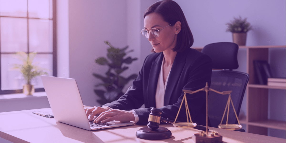 Uma advogada no seu escritório finalizando e organizando os processos para o recesso forense.