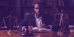 Um advogado trabalhando em casa durante o recesso forense no TJRJ.