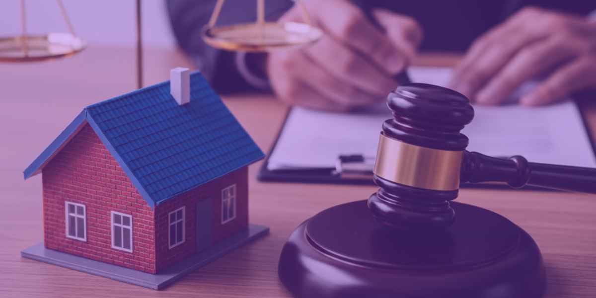 Usucapião Extraordinária_ Requisitos, procedimentos e dicas práticas Um advogado trabalhando em uma ação de usucapião extraordinária.