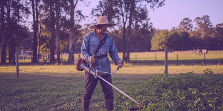 Um homem cuidando do terreno rural que adquiriu por posse em usucapião rural.